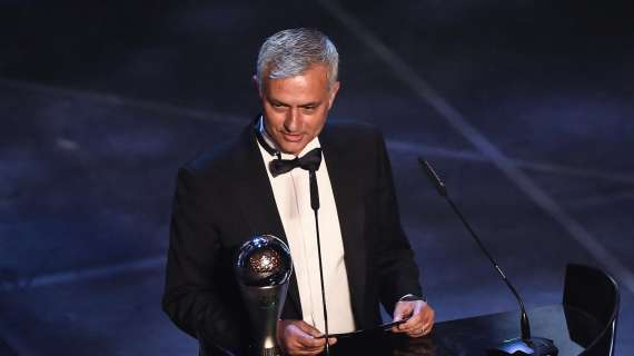 Adebayor, lodi a Mourinho: "Il miglior allenatore della storia del calcio"