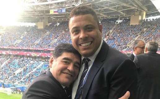 Confed Cup: l'abbraccio tra Ronaldo e Maradona
