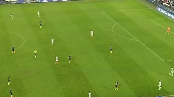 VIDEO - Nuovo caso allo Stadium: assist di Chiellini a Icardi, Rizzoli fa ribattere