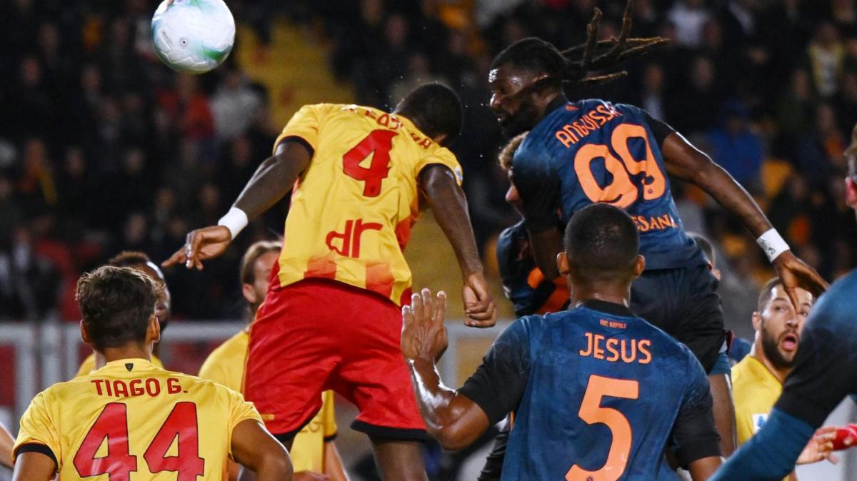 Camarda sbaglia il rigore, Anguissa segna ancora: il Napoli stende il Lecce al Via del Mare e blinda la vetta