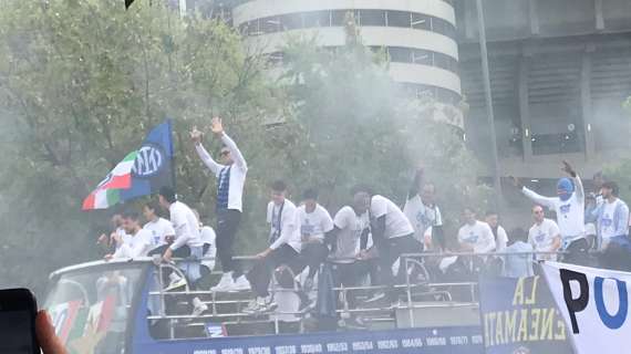 Striscione contro Theo Hernandez, Dumfries patteggia: 4mila euro di multa all'olandese e all'Inter