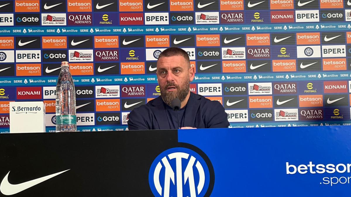 Genoa, De Rossi in conferenza: "Siamo stati in gara, l'Inter non ci ha massacrato. Carboni? Senza parole, ma si riprenderà"