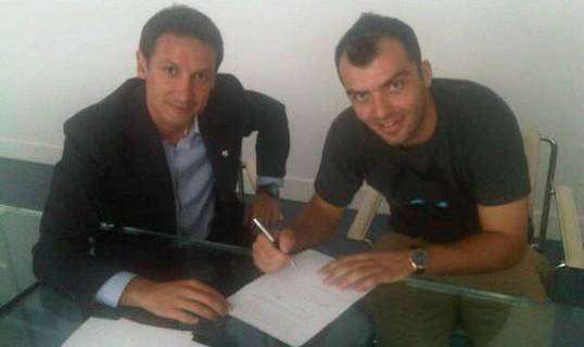 Pandev firma col Napoli al fianco di Bigon (foto Calciomercato.com)