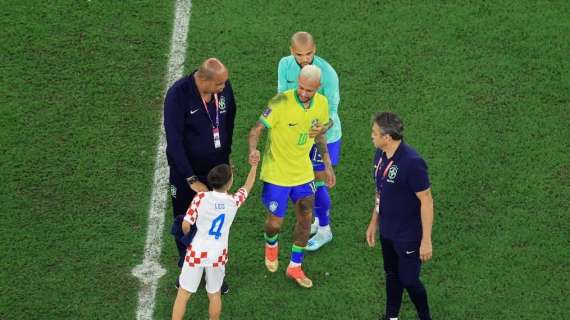 Neymar disperato a centrocampo dopo il ko con la Croazia, il figlio di Perisic va a consolarlo