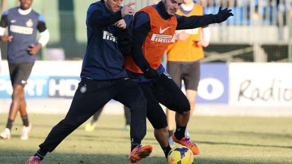 FOTO - Icardi-Milito, lotta in allenamento. Nel derby...