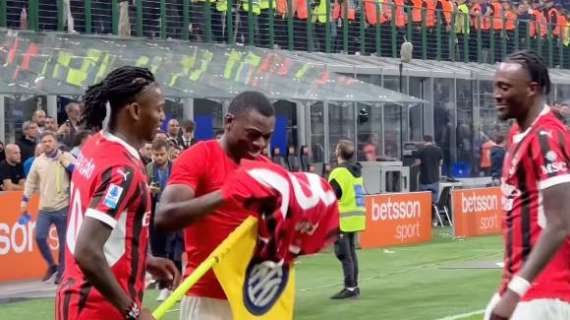 VIDEO - "L'offesa" dei milanisti: Leao e Fofana coprono il logo dell'Inter, Abraham li ferma