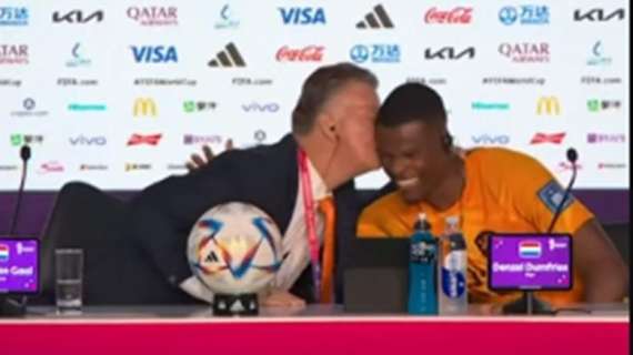 Van Gaal, bacio a Dumfries in conferenza stampa: "Lo avevo già fatto ieri, adesso gliene do un altro"