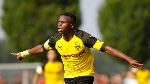 Bvb U-19, Skibbe: "Moukoko non si sente superiore ai compagni, può diventare un top"