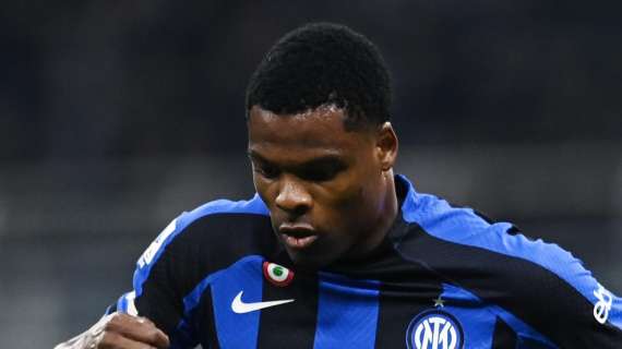 Vigilia di Champions con compleanno: gli auguri dell'Inter a Denzel Dumfries