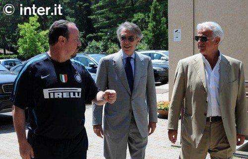 Benitez discute con Massimo Moratti, in arrivo alla Pinetina