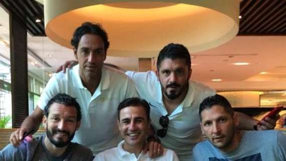 FOTO - Materazzi posa con i Campioni del Mondo '06