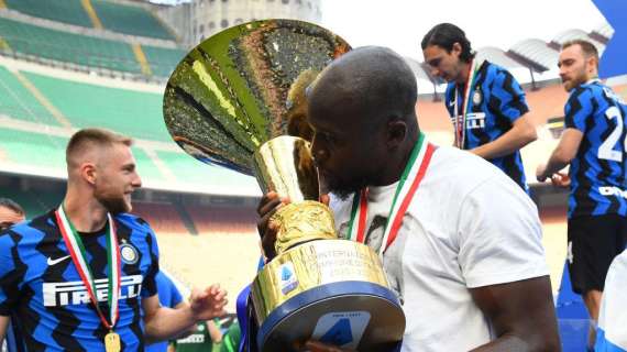 Lukaku bacia la Coppa, l'esultanza sui social: "Campioni d'Italia"