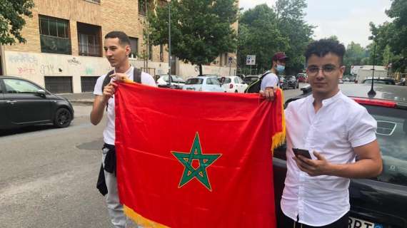 FOTO FcIN - Tifosi interisti al Coni in attesa di Hakimi. E spunta una bandiera marocchina