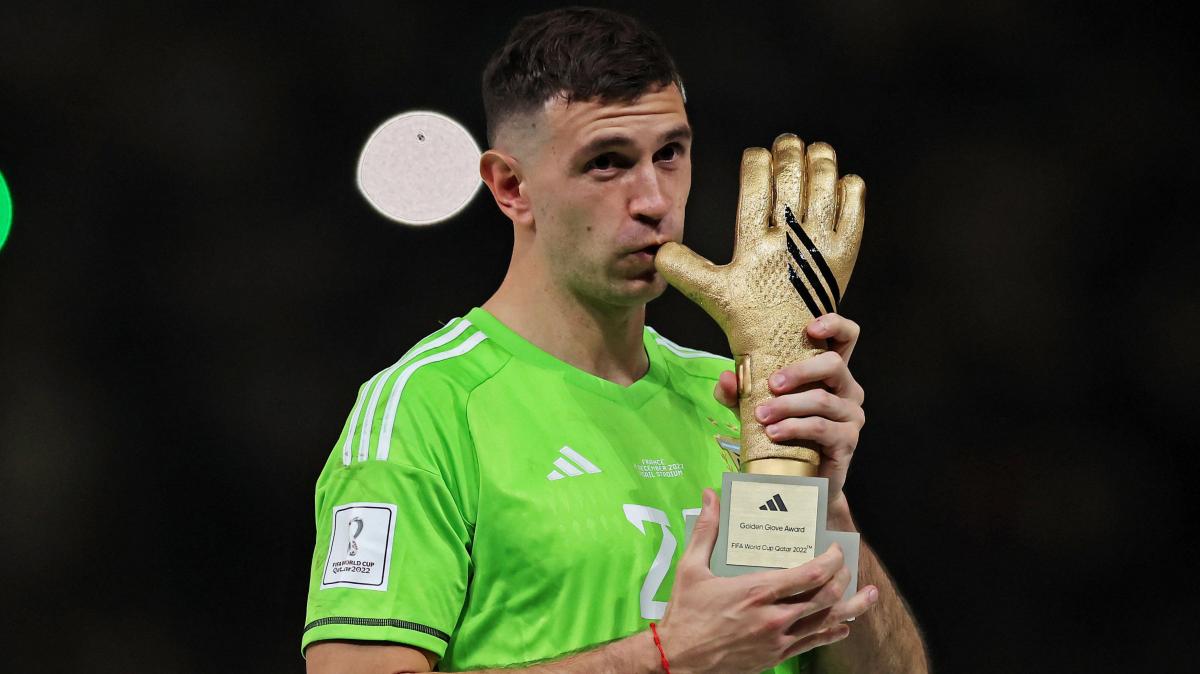 SM - Caccia al portiere, non solo Dibu: contatti con l'entourage anche per altri profili, nodo età