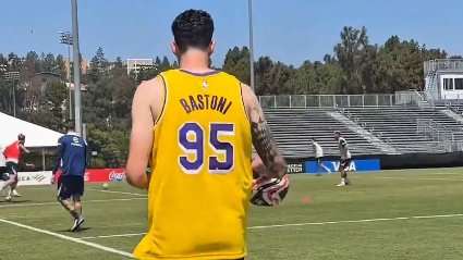 Un po' di NBA per l'Inter: la canotta dei Lakers in regalo prima di lasciare Los Angeles