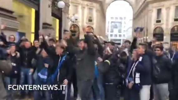 VIDEO - Cori contro la Juve e salti: tutto l'entusiasmo dei tifosi interisti in centro a Milano