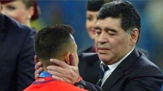 Sanchez saluta Maradona: "Resterai sempre La mano de Dios"