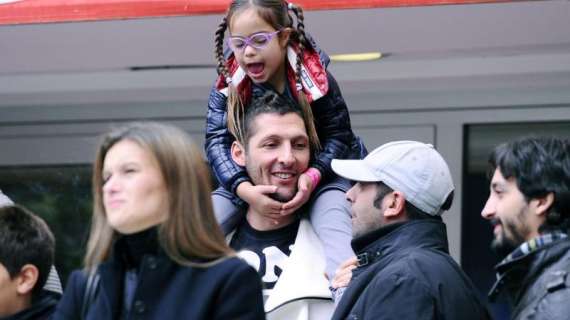 Materazzi risponde al caloroso saluto della Nord