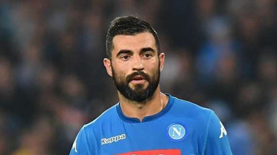 Urlo Napoli: Albiol liquida il Genoa, azzurri a -2 dalla Juve. Lazio frenata dal Bologna: 1-1 all'Olimpico