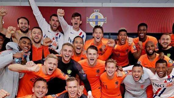 Olanda qualificata a Euro 2020, De Vrij festeggia negli spogliatoi con il gruppo oranje