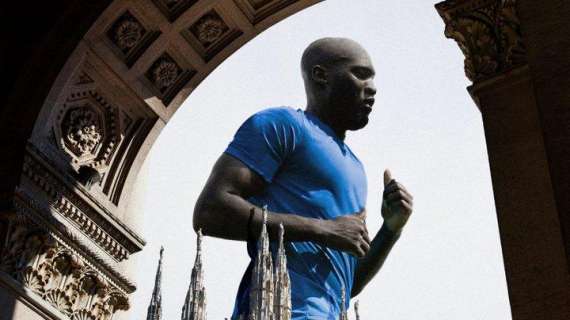 Lukaku, febbre social già alta. Il belga si staglia sul Duomo: "Avvistato gigante, difese allertate"