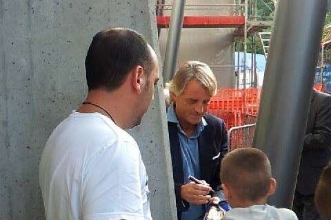 FOTO - Chiasso-Inter, Mancini firma alcuni autografi