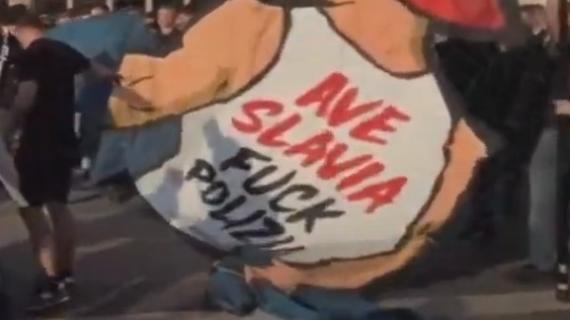 Tifosi dello Slavia Praga turbolenti in Piazza Duomo: Daspo di un anno per tre di loro