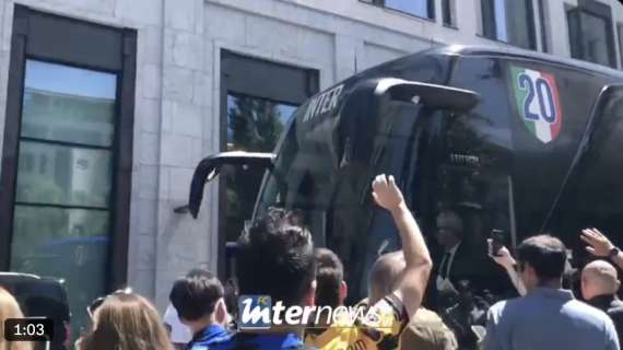 VIDEO - L'Inter torna in hotel dopo la rifinitura: la carica dei tifosi nerazzurri 
