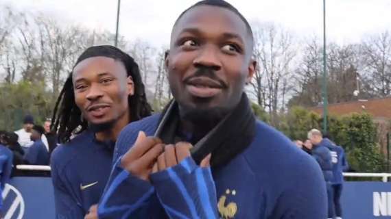 Maltempo a Clairefontaine, pochi Bleus in campo per l'allenamento. Tra questi non c'era Thuram