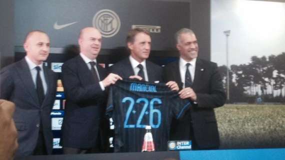 Mancini posa con la maglia numero... 226: il motivo