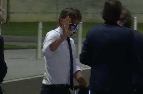 VIDEO - Inter, due tifosi ad accogliere la squadra in aeroporto. E Conte incassa un "Forza Antonio, grazie"