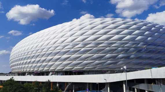 Iniziano i lavori all'Allianz Arena per la finale di Champions: rimossa la targa dello sponsor