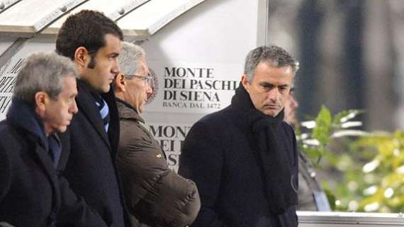 Mourinho, due cani per difendersi dalla Juve