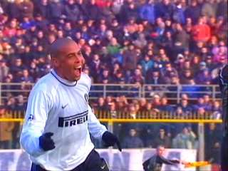 Ronaldo festeggia il gol a Brescia del dicembre 2001