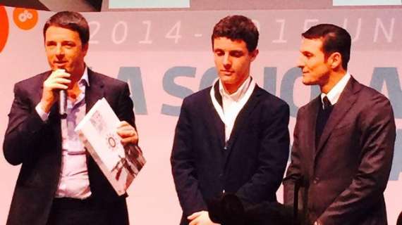 FOTO - Zanetti regala a Renzi il libro di Inter Campus