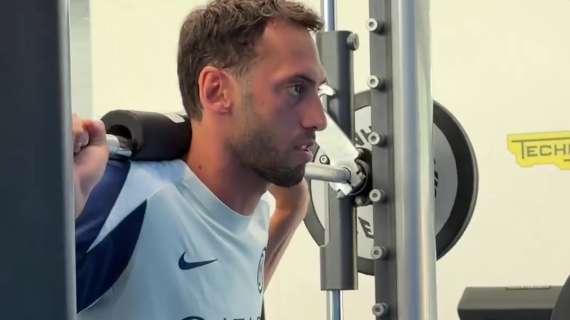 Ad Appiano si rivedono Calhanoglu, Dumfries, Zielinski e De Vrij, l'Inter li accoglie anche sui social: "Sono tornati"