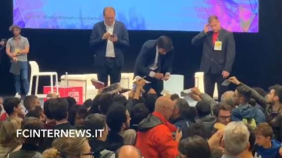 VIDEO - Che entusiasmo per Conte: il tecnico travolto dall'affetto dei fans