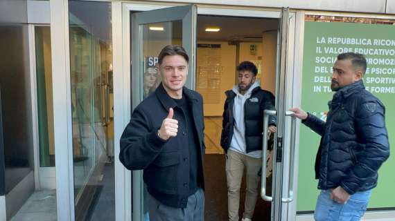 VIDEO - Giornata di visite mediche per Zalewski: il primo saluto ai tifosi dell'Inter fuori dal CONI