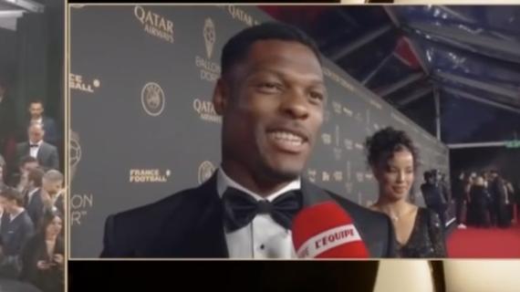 Pallone d'Oro, Dumfries sfila sul tappeto rosso: "Meraviglioso, è la mia prima volta qui. Chi vincerà? Dembélé"