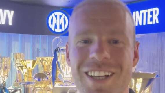 Klaassen, messaggio ai tifosi dalla sala trofei: "Ciao a tutti, forza Inter" 