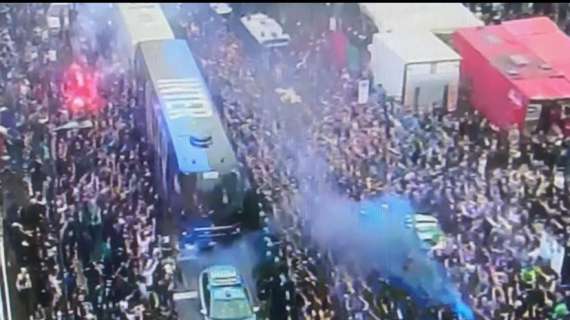 Pullman dell'Inter arrivato (a fatica) al Meazza tra due ali di folla: entusiasmo e adrenalina alle stelle