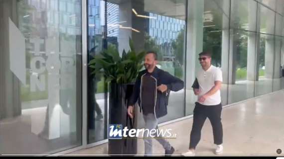 VIDEO FcIN - Enzo Raiola arrivato in sede Inter: si parlerà del futuro dell'esterno diciottenne Cocchi
