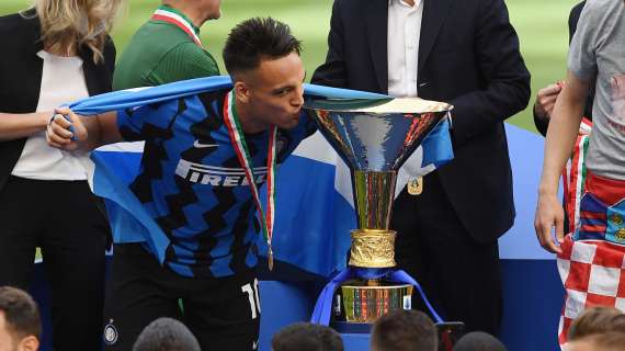 La Coppa dello Scudetto è già esposta a Milano: sarà a disposizione dei tifosi fino alla consegna all'Inter. I dettagli 