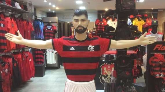 Flamengo, tifosi in estasi per Gabigol: maglia esaurita in tanti negozi. Il brasiliano: "Spero di restituire l'affetto"