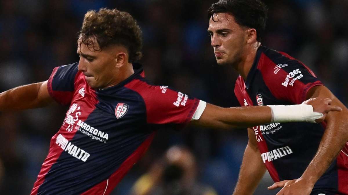 Il primo gol rossoblu di Seba Esposito non basta: il Cagliari cade 2-1 in casa contro il Sassuolo. La decide Pinamonti