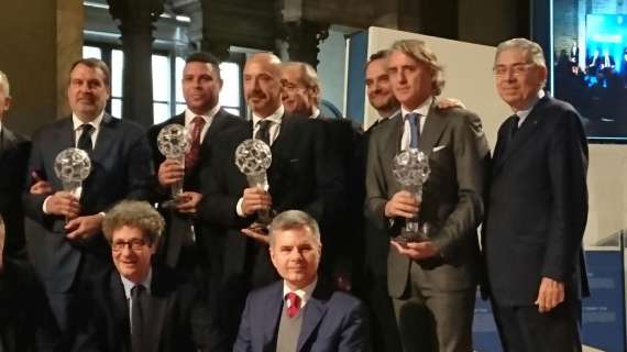 FOTO - Hall of Fame: dopo la cerimonia di premiazione, tutti in posa per una foto di gruppo