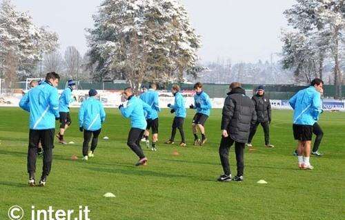 Terapie per Sneijder, con il gruppo Deki e Forlan