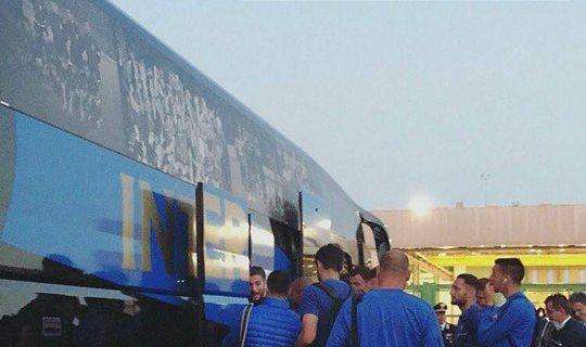 L'Inter è arrivata a Napoli, 150 tifosi davanti all'hotel
