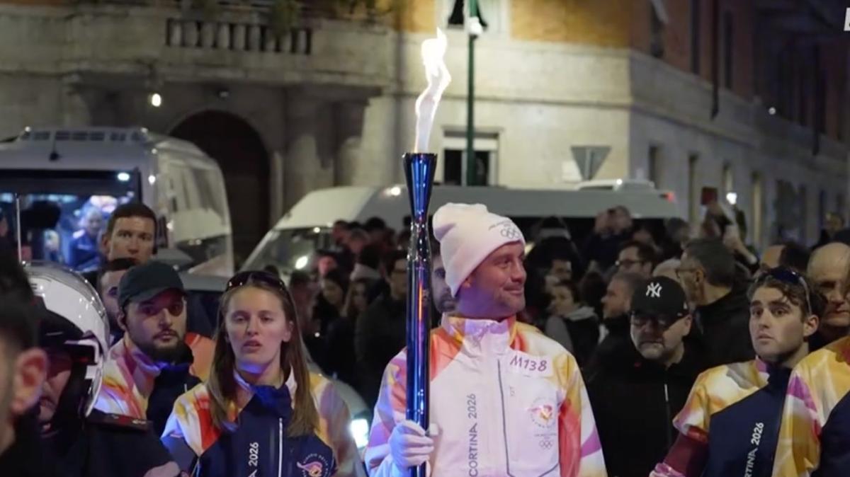 Dopo Zanetti tedoforo a Como, la Fiaccola Olimpica arriva a Milano e passa nelle mani di Chivu