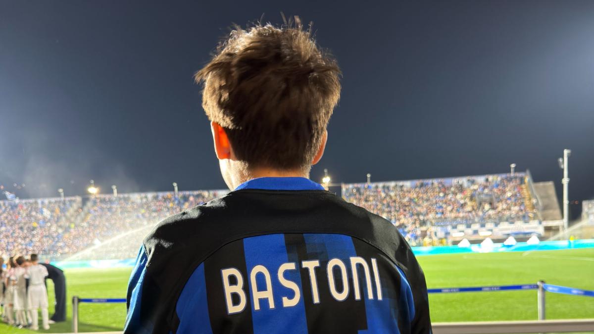 Il regalo più bello per Bastoni: un ragazzino con la sua maglia 95 strappa un sorriso e attutisce il rumore dei fischi